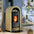 Eleganter 🍂 Kamin in Cremefarben, ideal für Wohnräume, mit 🔥 loderndem Feuer und Holzvorrat.